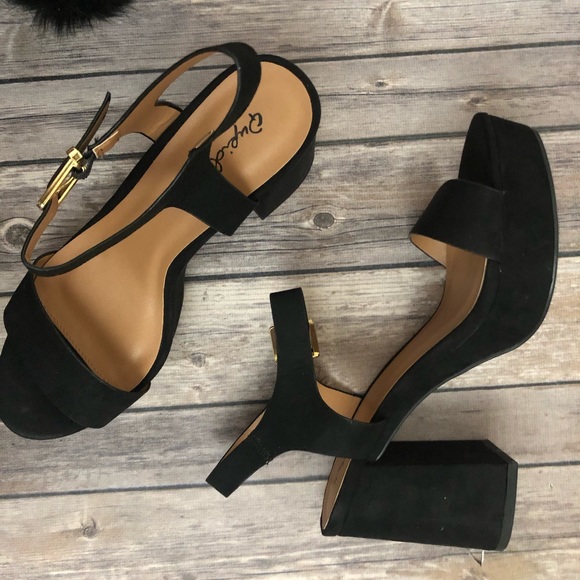 Black heels 🚨 SOLD OUT🚨🚨 - Picture 2 of 4